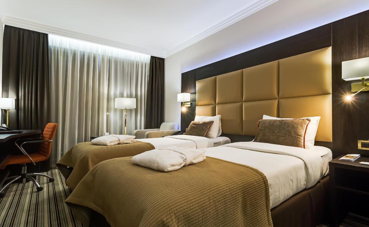 Premier Hotel Dnister Lviv Exteriör bild