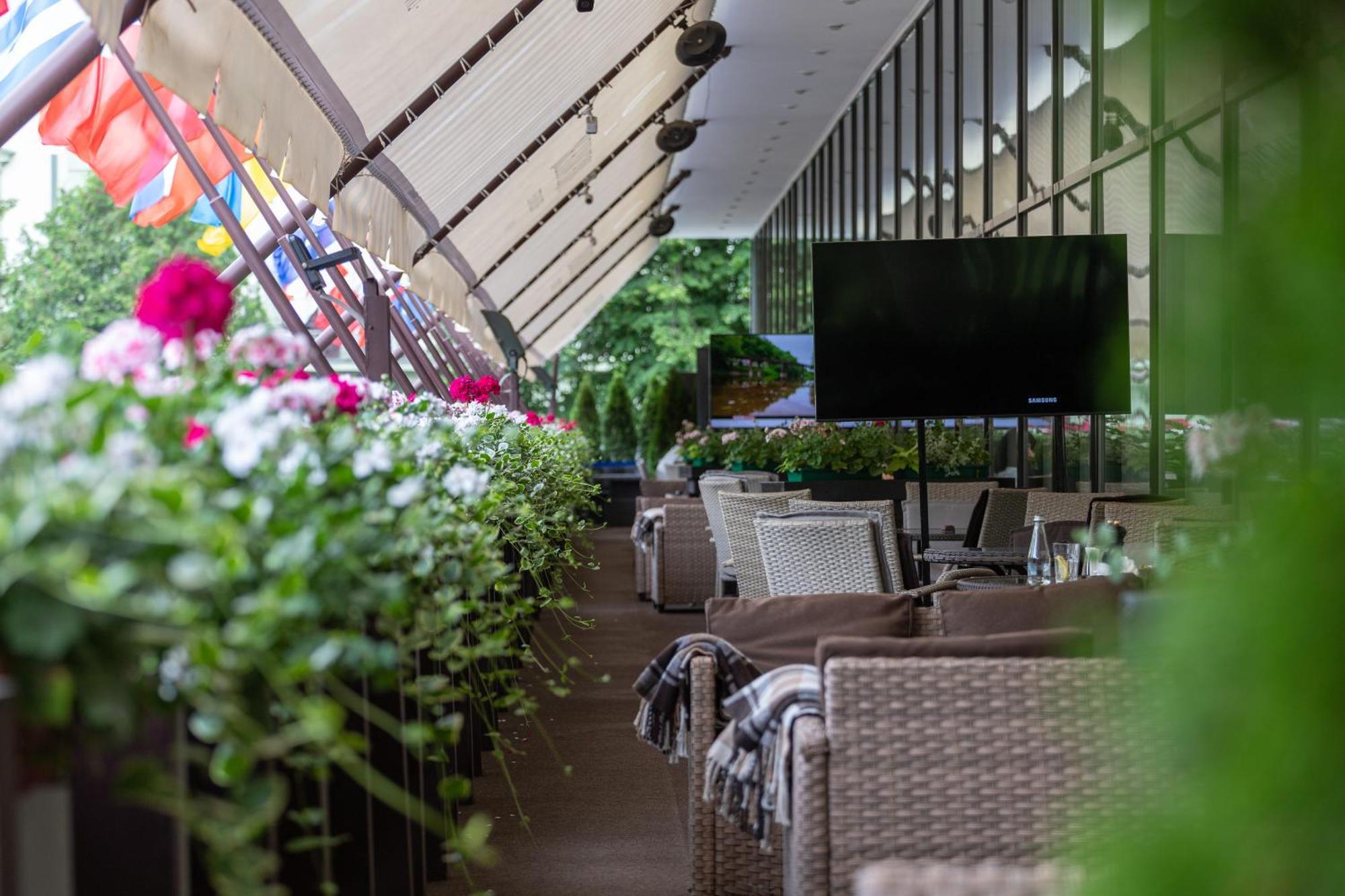 Premier Hotel Dnister Lviv Exteriör bild