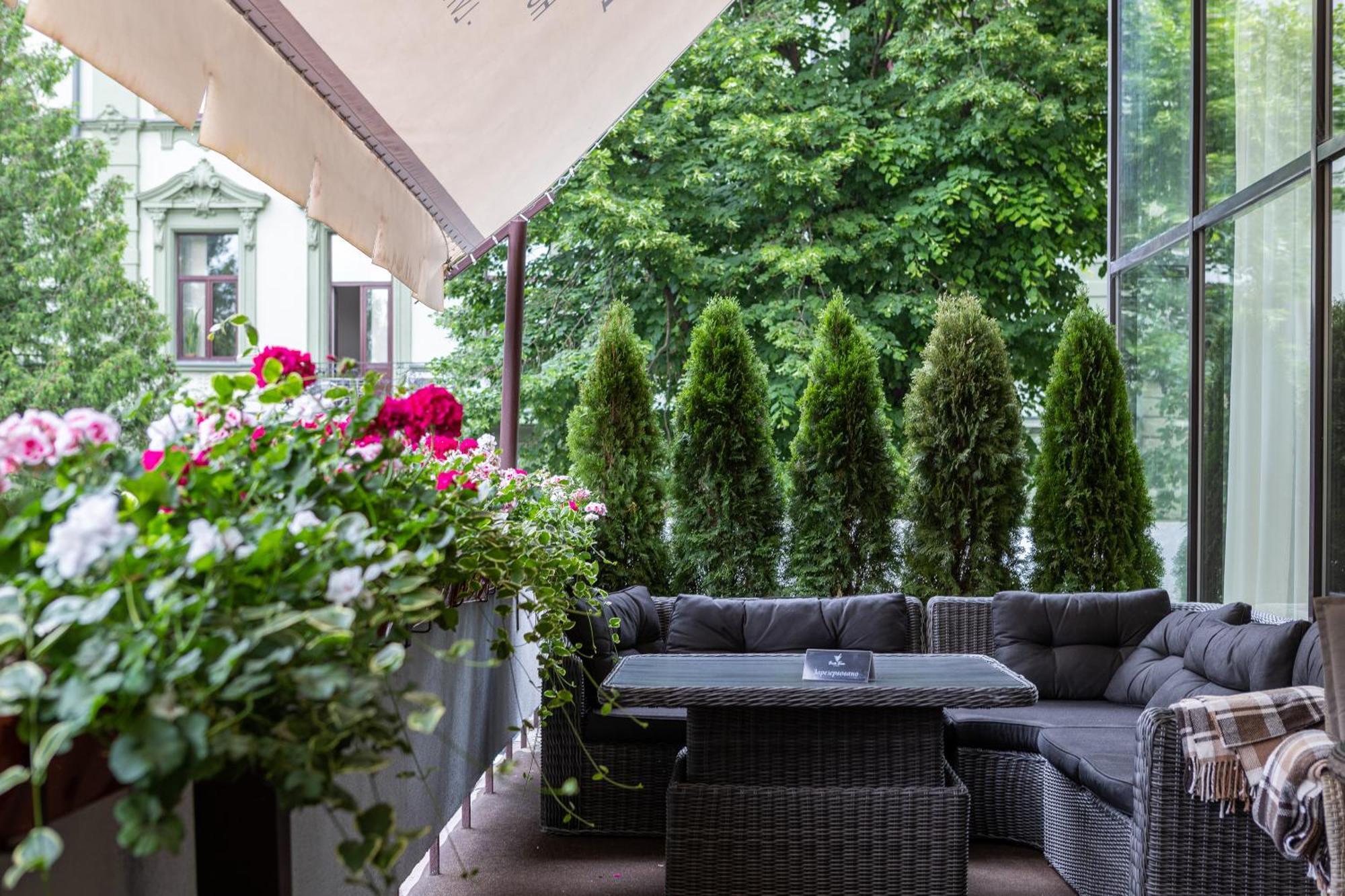 Premier Hotel Dnister Lviv Exteriör bild